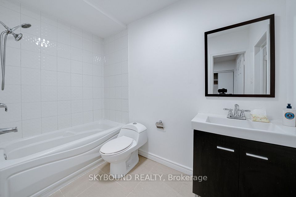 43 Craydon Avenue, Toronto, ON M6M 2C8 16