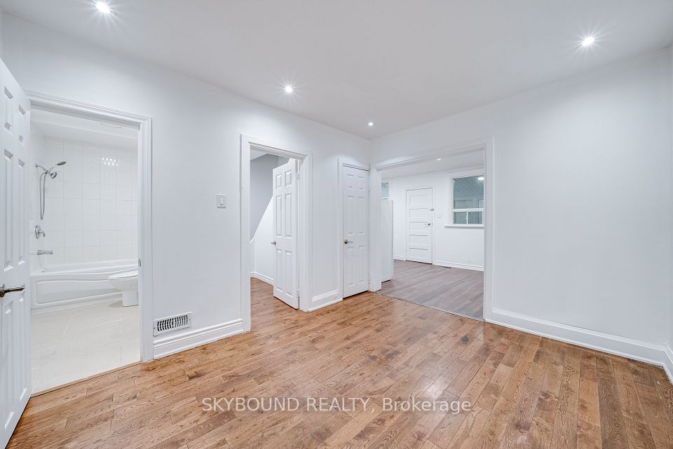 43 Craydon Avenue, Toronto, ON M6M 2C8 9