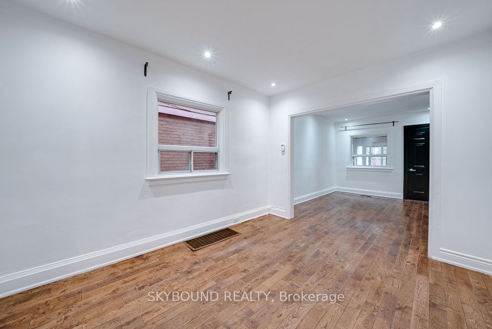 43 Craydon Avenue, Toronto, ON M6M 2C8 8