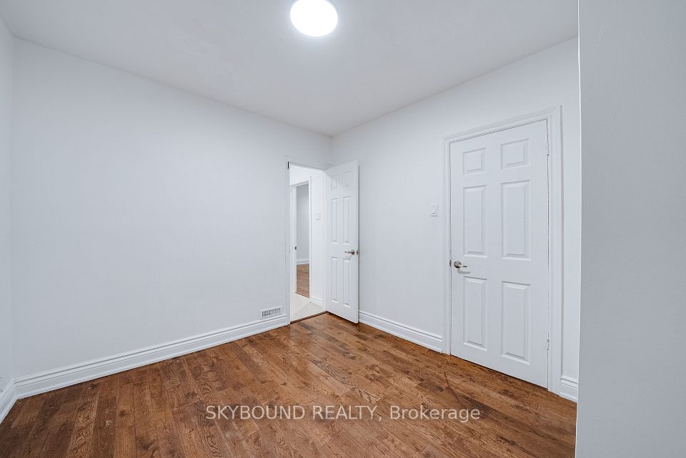 43 Craydon Avenue, Toronto, ON M6M 2C8 19