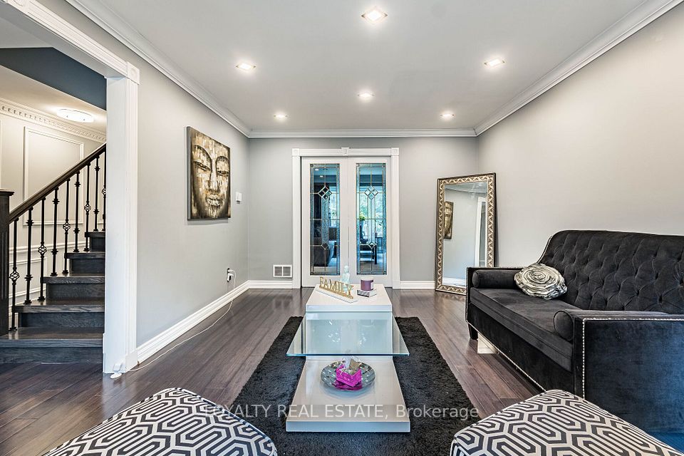 52 Newcastle Crescent, Brampton, ON L6S 3Y8 2