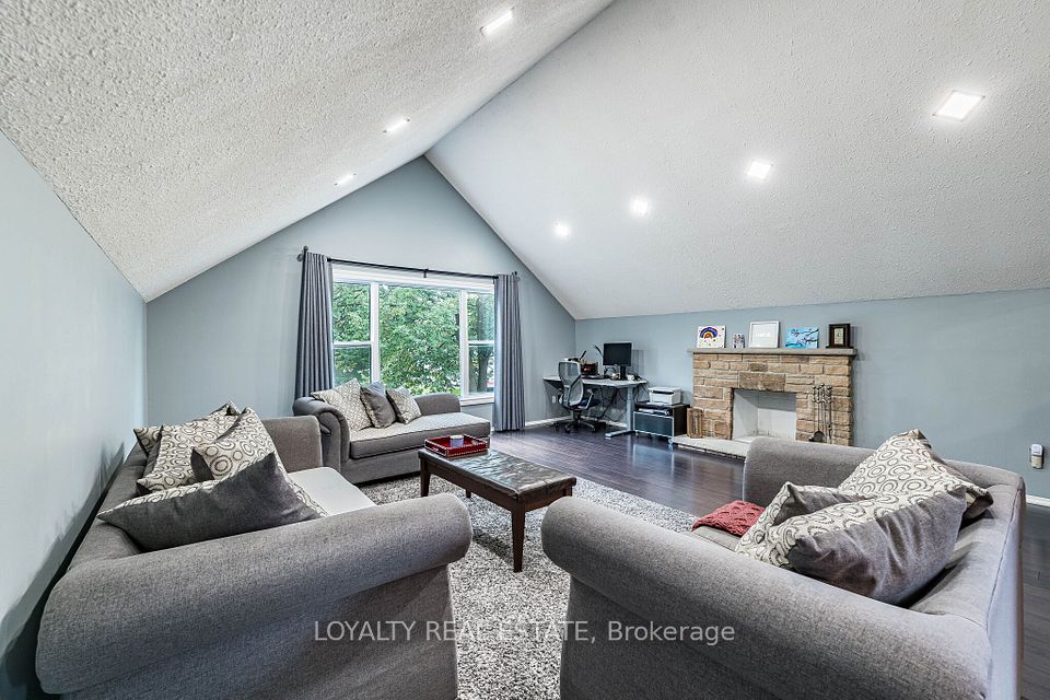 52 Newcastle Crescent, Brampton, ON L6S 3Y8 12
