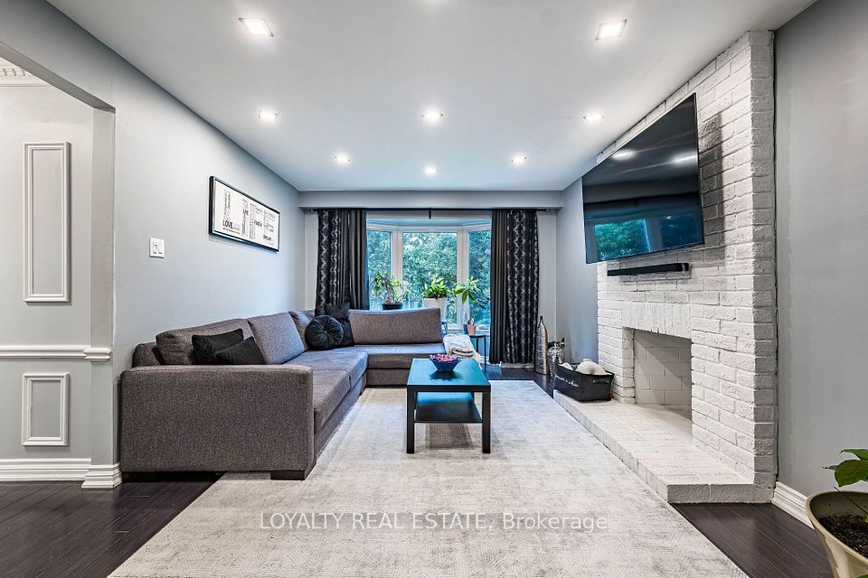 52 Newcastle Crescent, Brampton, ON L6S 3Y8 5