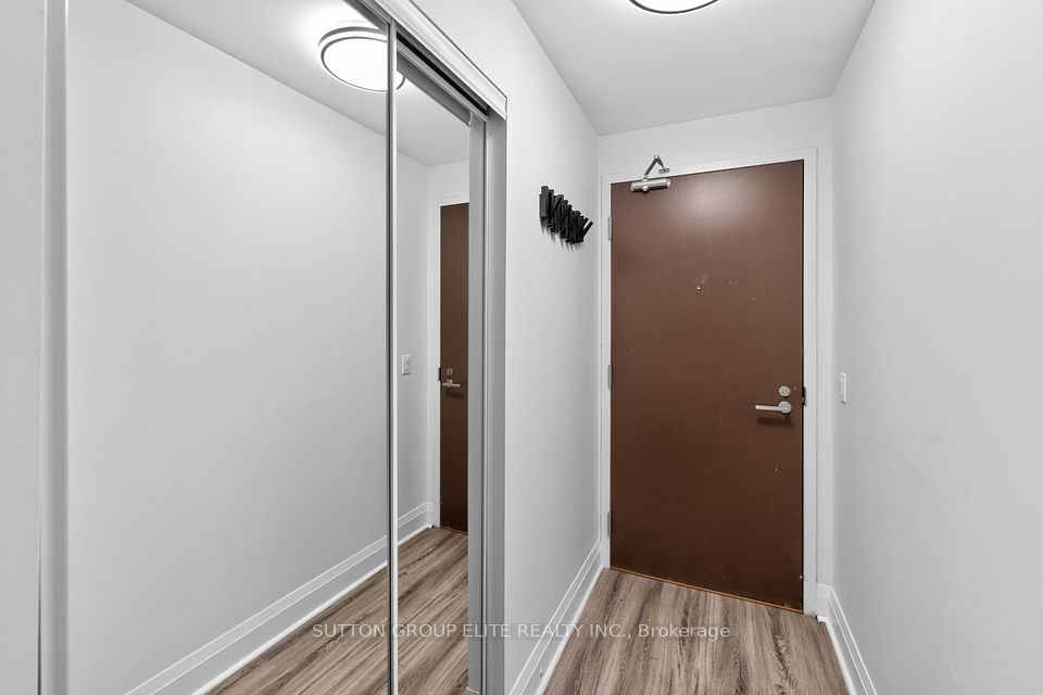 15 Zorra Street 1309, Toronto, ON M8Z 0C1 5
