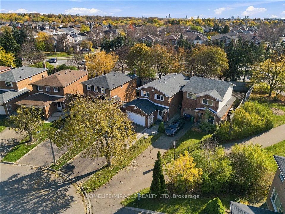 24 Huntley Court, Brampton, ON L6Z 1X8 2