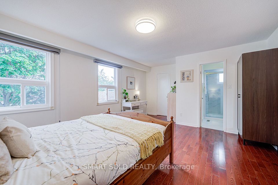 857 Messenger Meadow Drive, Mississauga, ON L5C 3T1 25