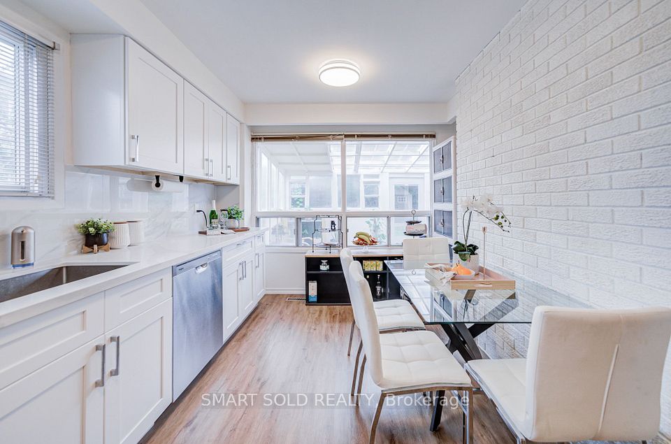 857 Messenger Meadow Drive, Mississauga, ON L5C 3T1 12