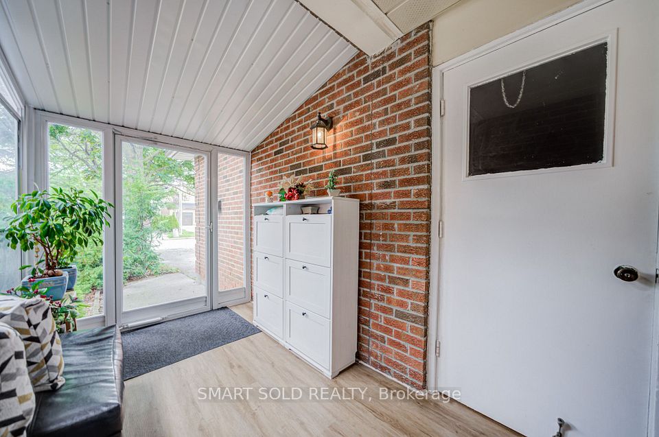 857 Messenger Meadow Drive, Mississauga, ON L5C 3T1 4
