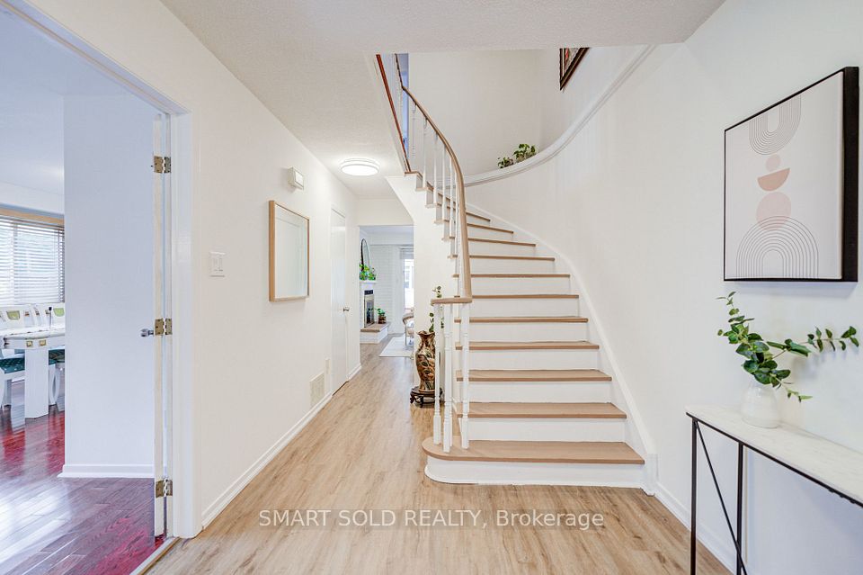 857 Messenger Meadow Drive, Mississauga, ON L5C 3T1 6