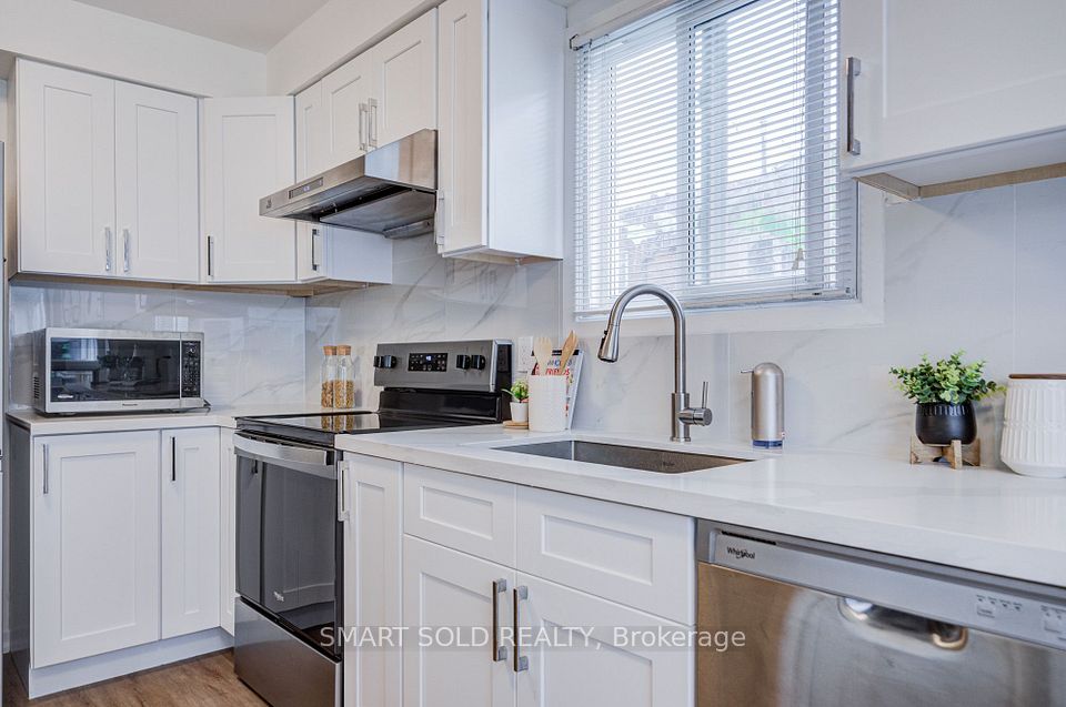 857 Messenger Meadow Drive, Mississauga, ON L5C 3T1 14
