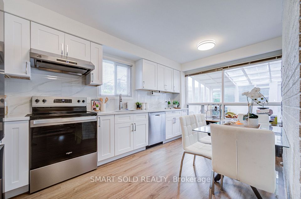 857 Messenger Meadow Drive, Mississauga, ON L5C 3T1 11