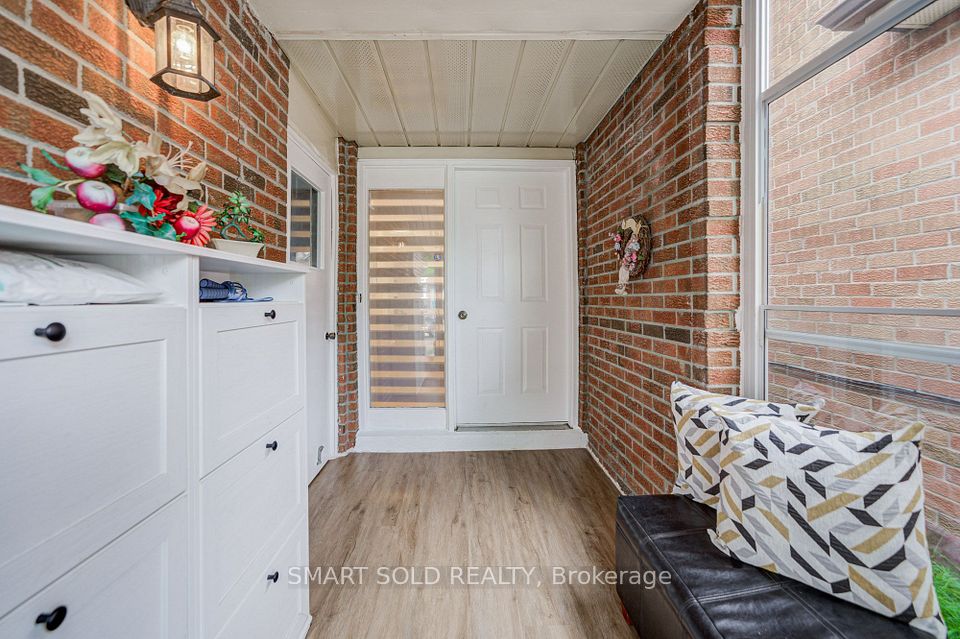 857 Messenger Meadow Drive, Mississauga, ON L5C 3T1 3