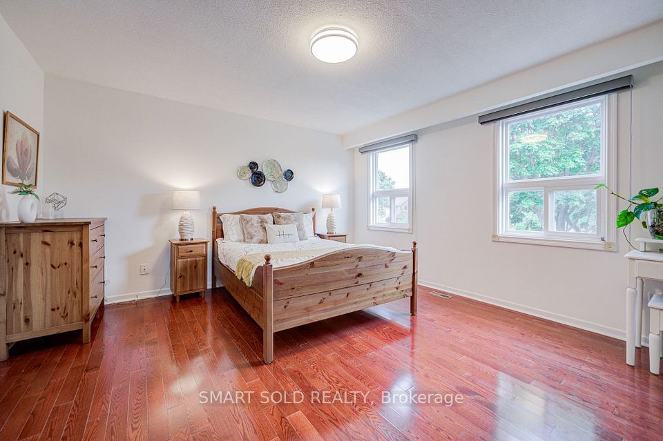 857 Messenger Meadow Drive, Mississauga, ON L5C 3T1 23