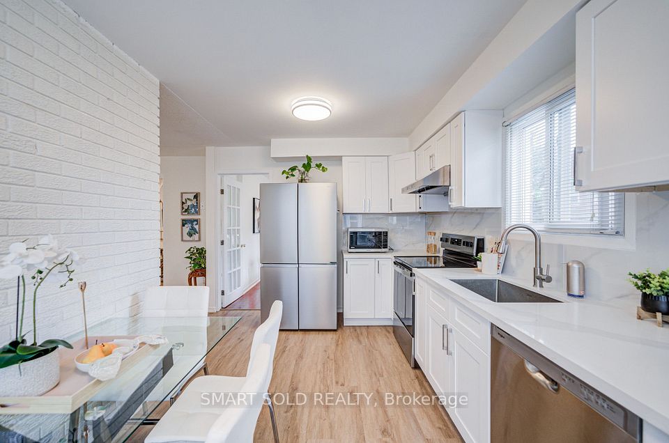 857 Messenger Meadow Drive, Mississauga, ON L5C 3T1 15