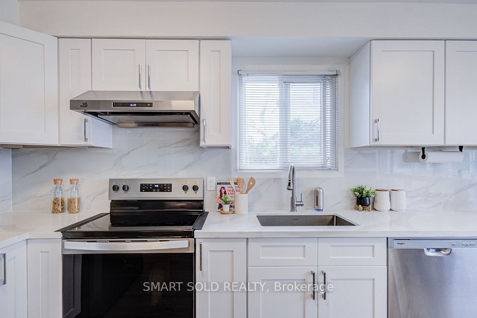 857 Messenger Meadow Drive, Mississauga, ON L5C 3T1 13