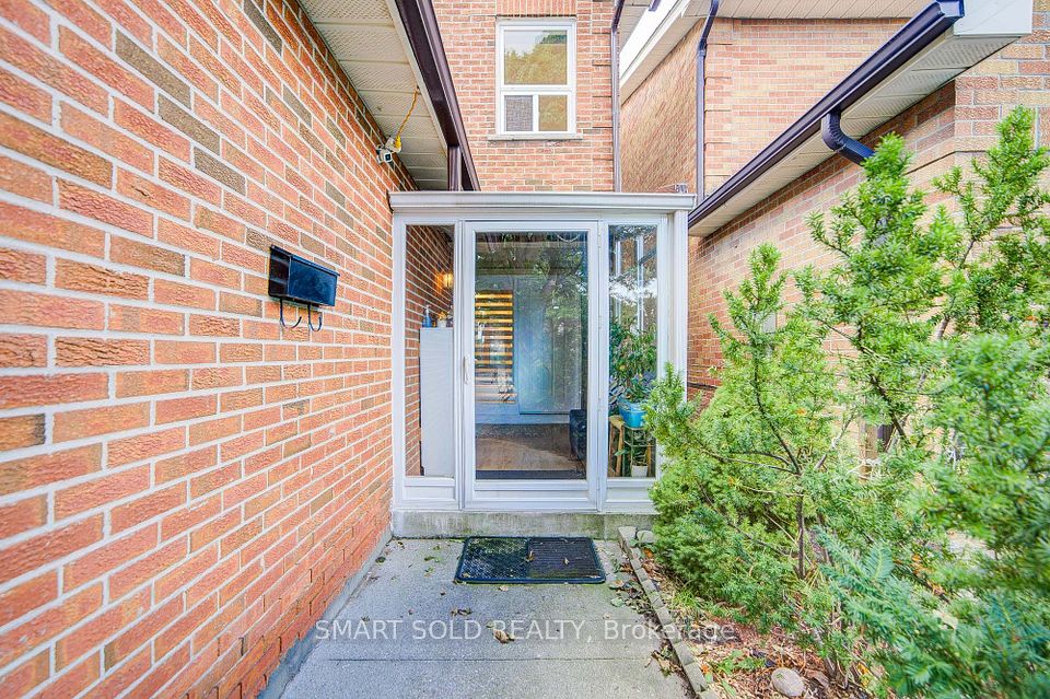857 Messenger Meadow Drive, Mississauga, ON L5C 3T1 2