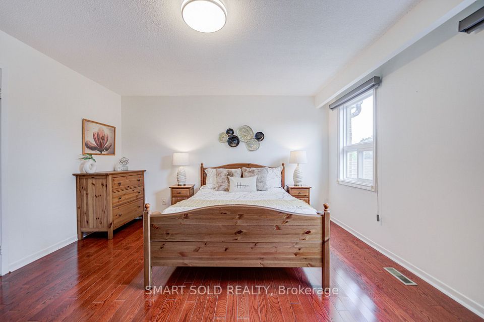 857 Messenger Meadow Drive, Mississauga, ON L5C 3T1 24