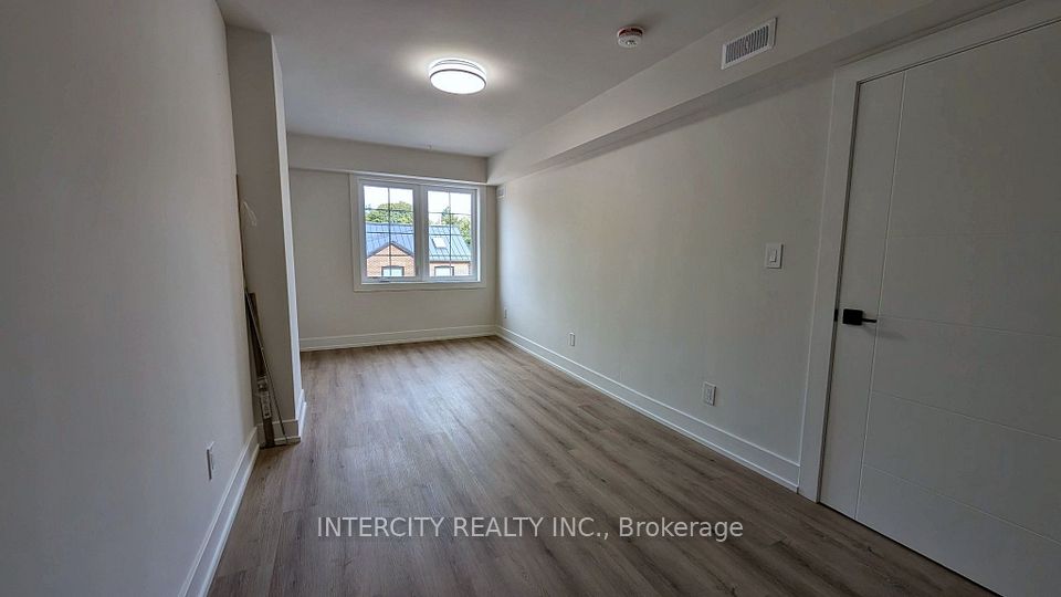 706 The Queensway B, Toronto, ON M8Y 1L3 9