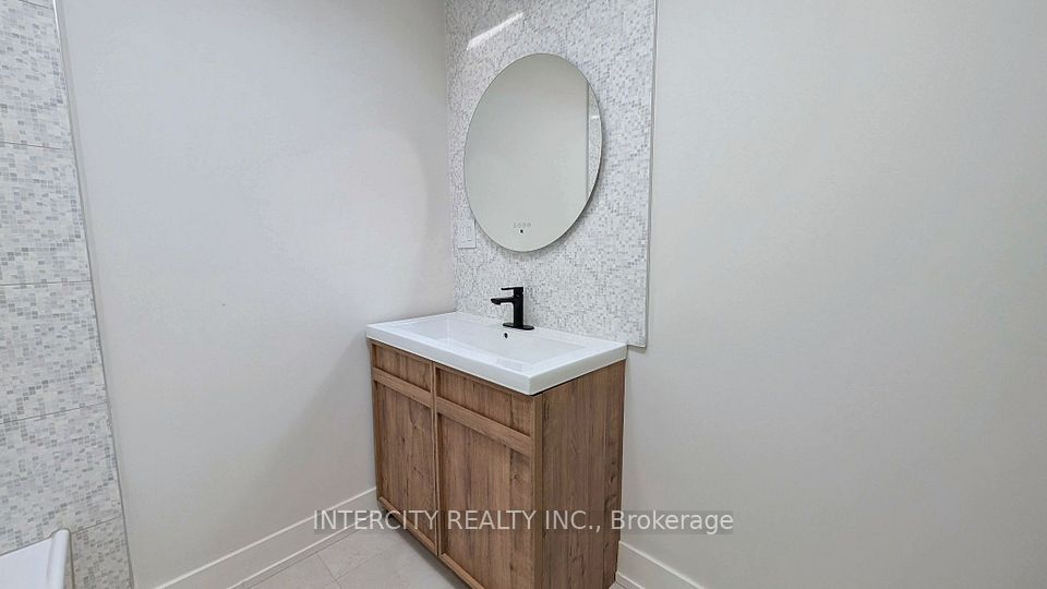 706 The Queensway B, Toronto, ON M8Y 1L3 11