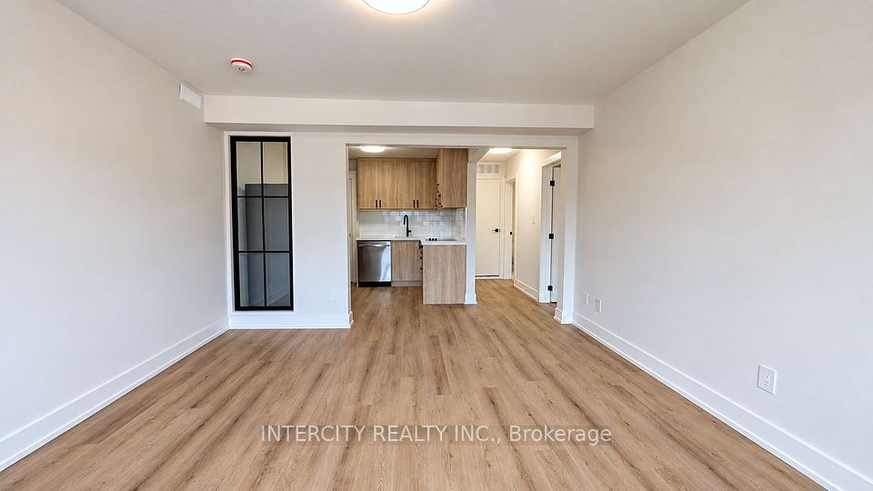 706 The Queensway B, Toronto, ON M8Y 1L3 4