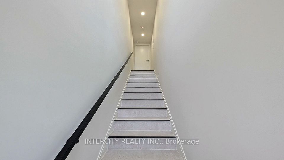 706 The Queensway B, Toronto, ON M8Y 1L3 13