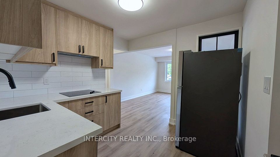 706 The Queensway B, Toronto, ON M8Y 1L3 2