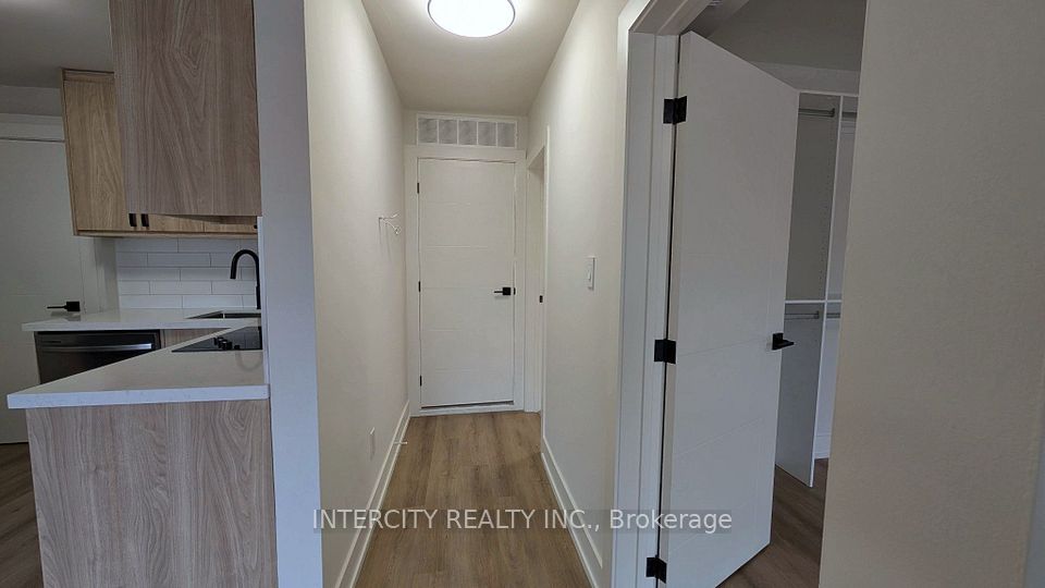 706 The Queensway B, Toronto, ON M8Y 1L3 6