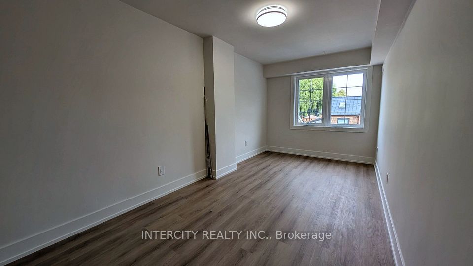 706 The Queensway B, Toronto, ON M8Y 1L3 7