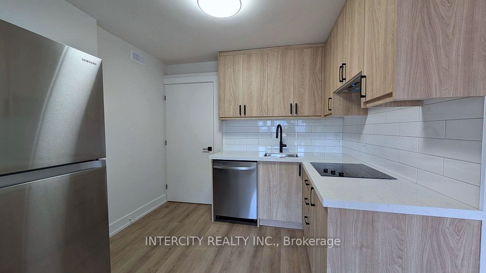 706 The Queensway B, Toronto, ON M8Y 1L3 3