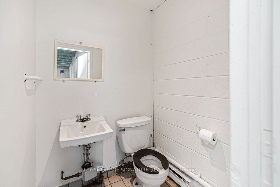 1260 Fewster Drive 8, Mississauga, ON L4W 1A5 9