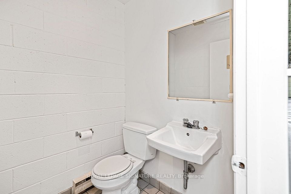 1260 Fewster Drive 8, Mississauga, ON L4W 1A5 10