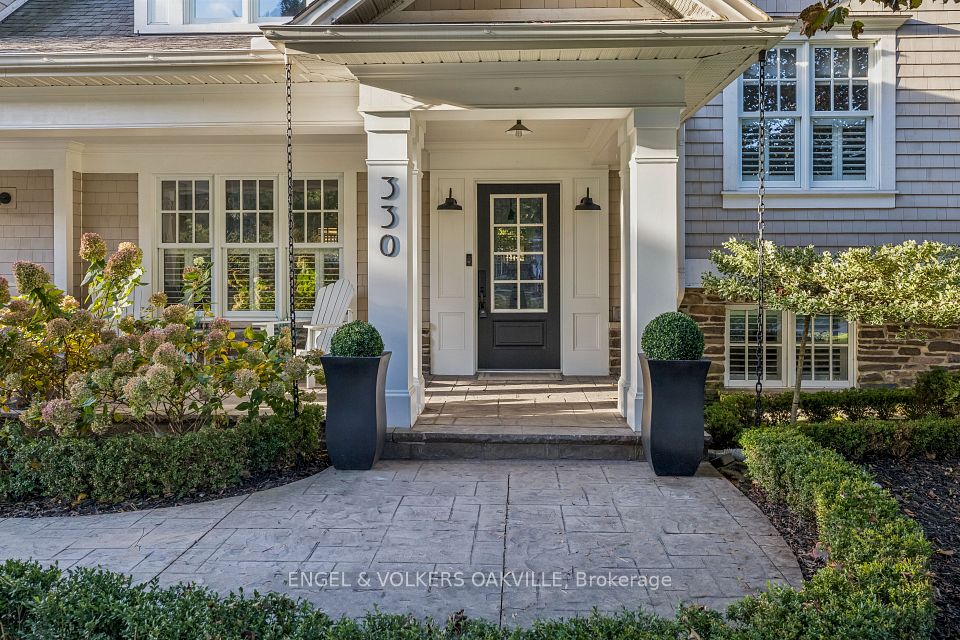 330 Camelot Court, Burlington, ON L7L 2G3 4