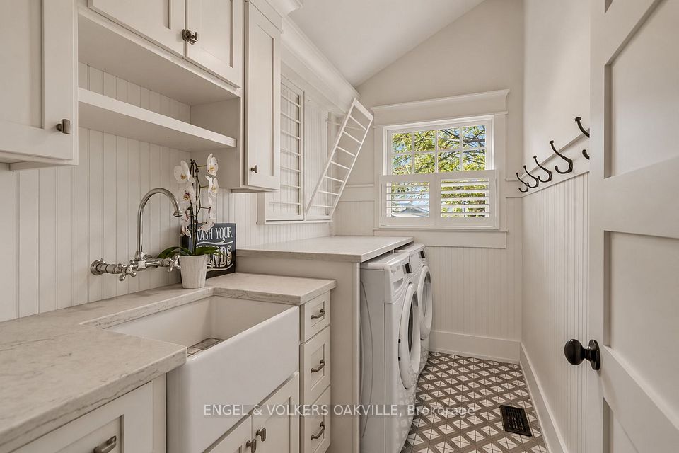 330 Camelot Court, Burlington, ON L7L 2G3 24