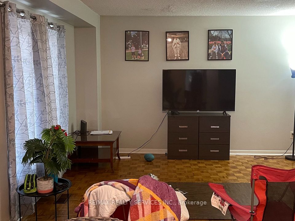 26 Swennen Drive, Brampton, ON L6V 4E3 2
