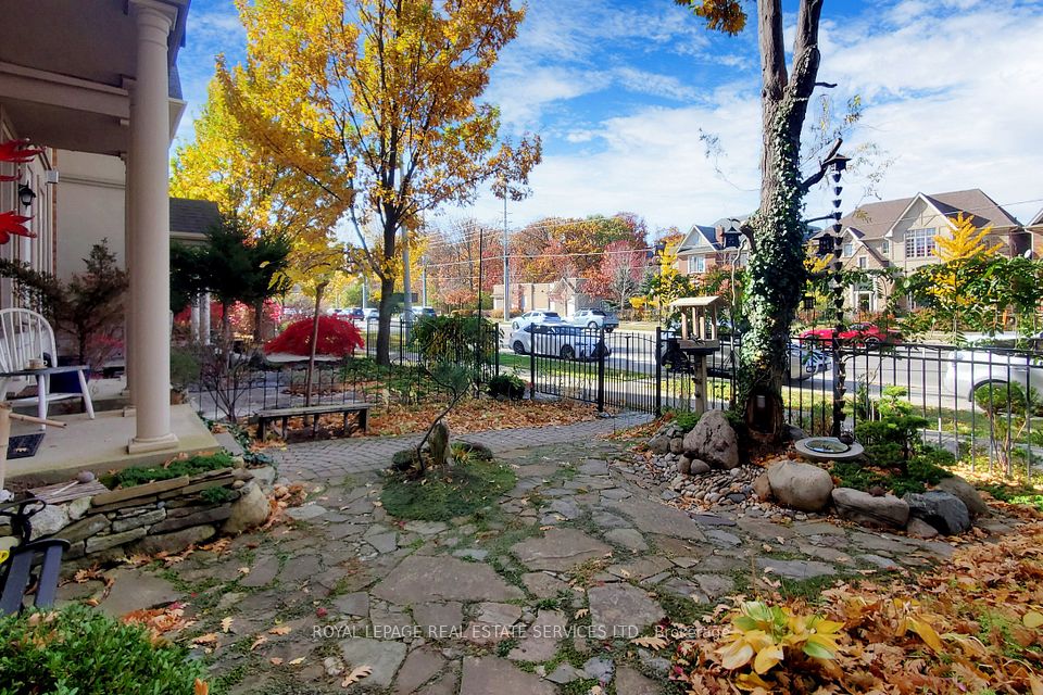 3552 Eglinton Avenue W, Mississauga, ON L5M 7C4 5