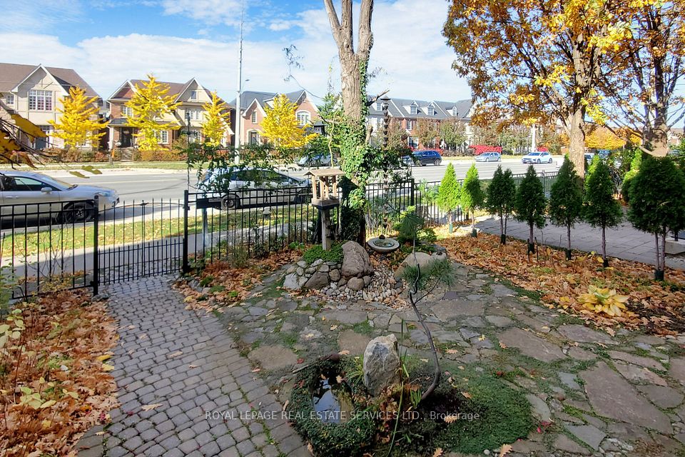 3552 Eglinton Avenue W, Mississauga, ON L5M 7C4 4