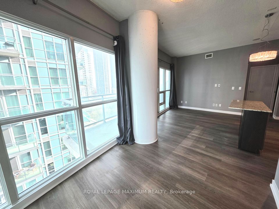 155 Legion Road N 1013, Toronto, ON M8Y 0A7 12