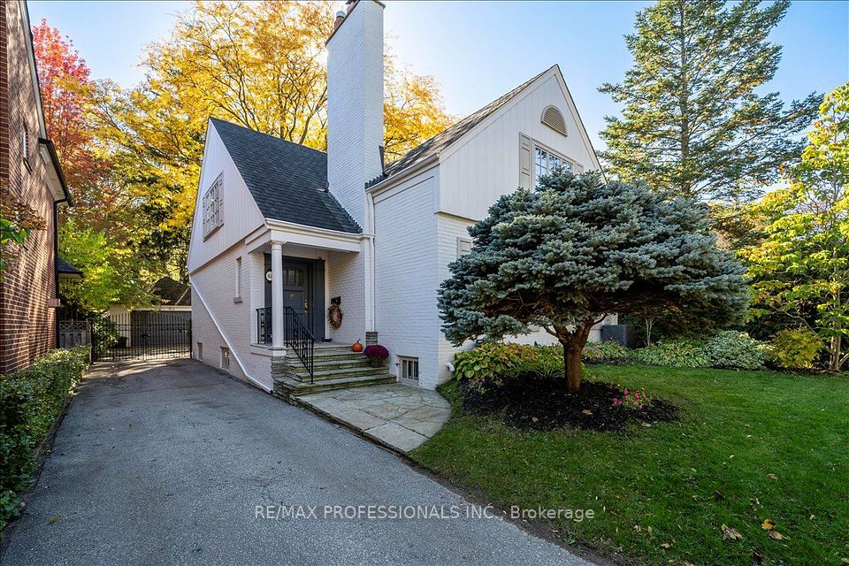 83 King Georges Road, Toronto, ON M8X 1M1 2