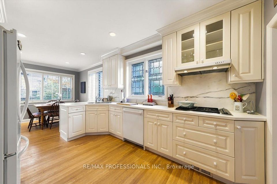 83 King Georges Road, Toronto, ON M8X 1M1 25