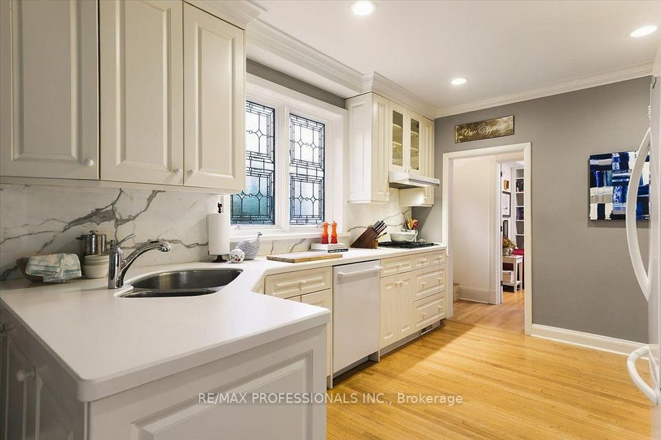 83 King Georges Road, Toronto, ON M8X 1M1 24