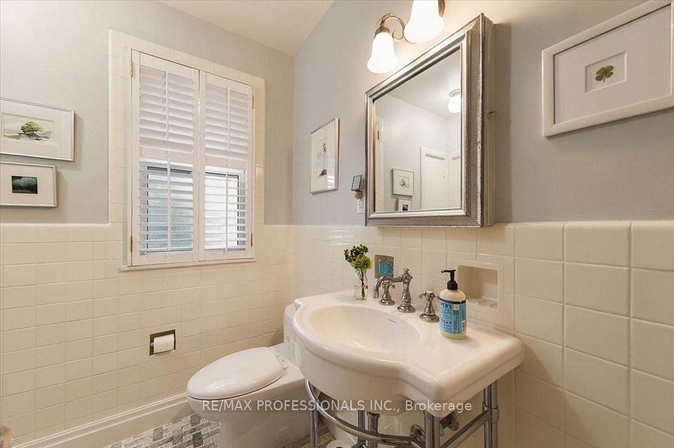 83 King Georges Road, Toronto, ON M8X 1M1 23