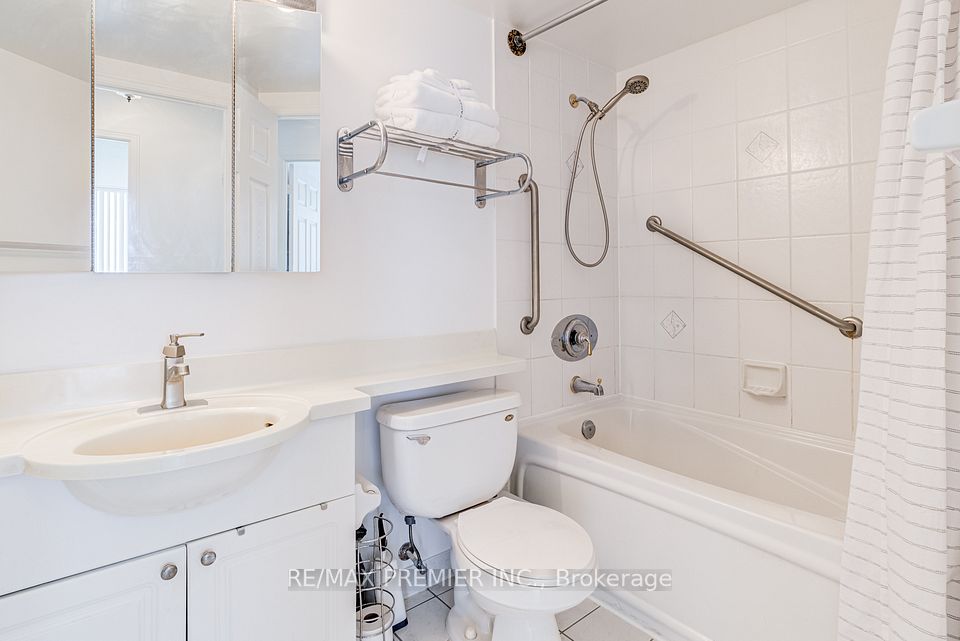 15 Michael Power Place PH06, Toronto, ON M9A 5G4 23