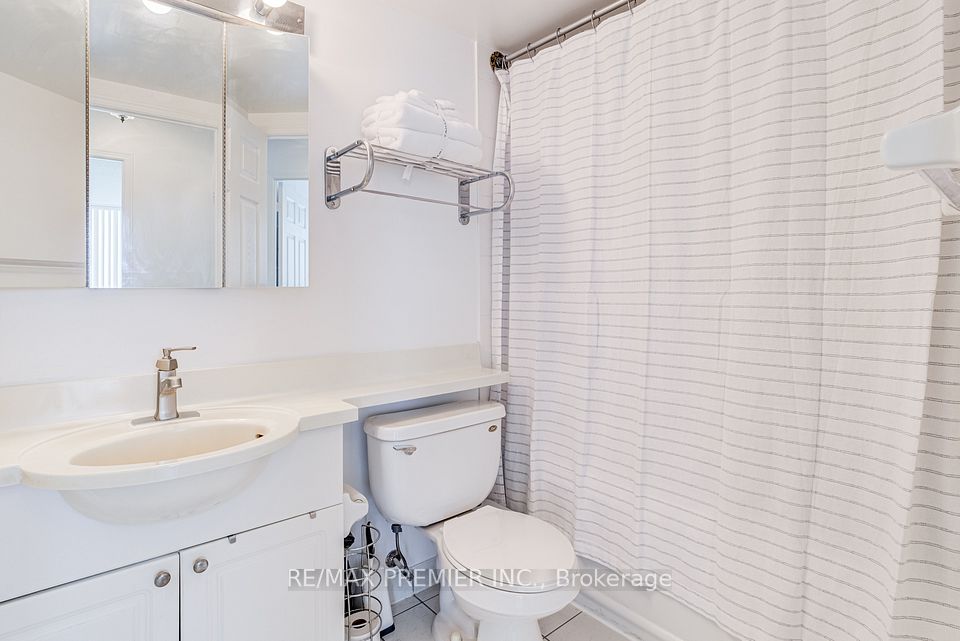 15 Michael Power Place PH06, Toronto, ON M9A 5G4 22