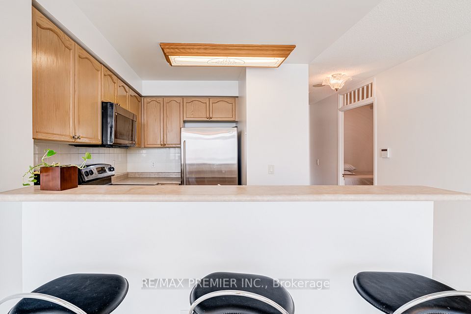 15 Michael Power Place PH06, Toronto, ON M9A 5G4 9