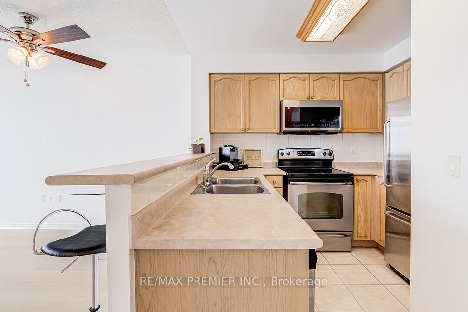 15 Michael Power Place PH06, Toronto, ON M9A 5G4 7