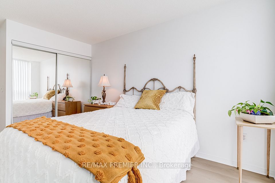 15 Michael Power Place PH06, Toronto, ON M9A 5G4 18
