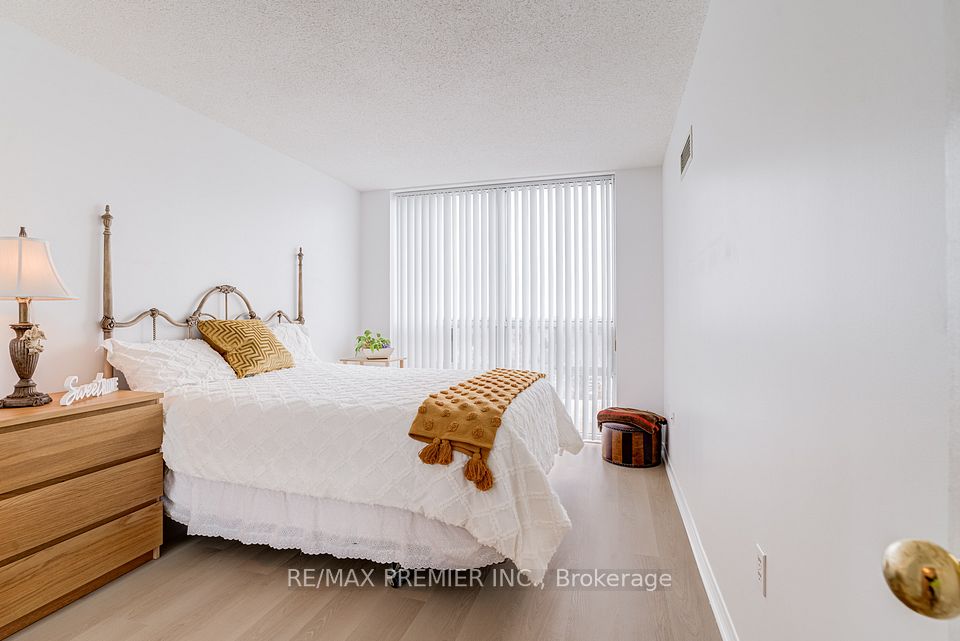 15 Michael Power Place PH06, Toronto, ON M9A 5G4 16