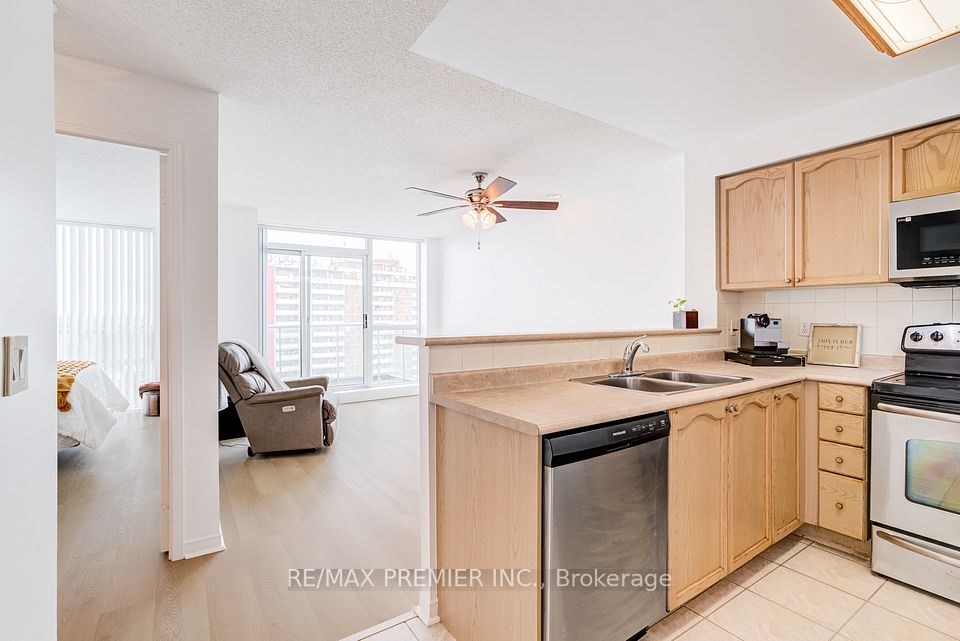 15 Michael Power Place PH06, Toronto, ON M9A 5G4 6