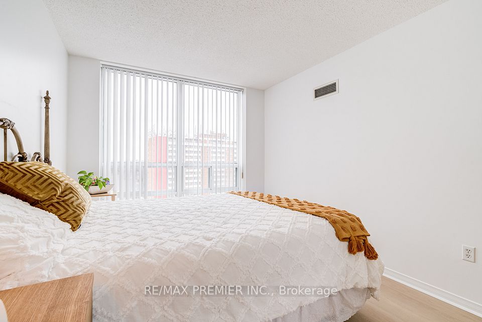 15 Michael Power Place PH06, Toronto, ON M9A 5G4 19