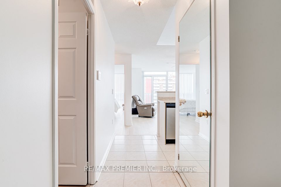 15 Michael Power Place PH06, Toronto, ON M9A 5G4 5